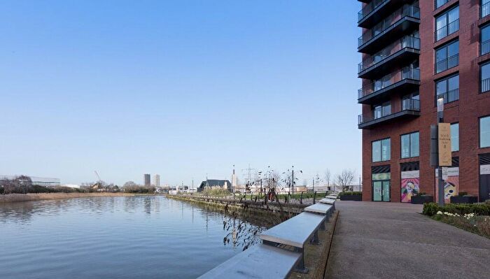 1 Bedroom Apartment For Sale In Dunlip And Pochard House, Hawser Lane, London, E14