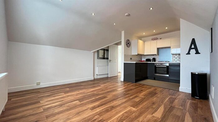2 Bedroom Apartment To Rent In Birdhurst Rise, South Croydon, CR2