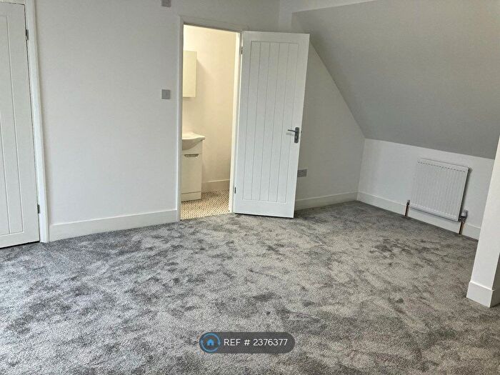 2 Bedroom Flat To Rent In Upper Elmers End Road, Beckenham, BR3