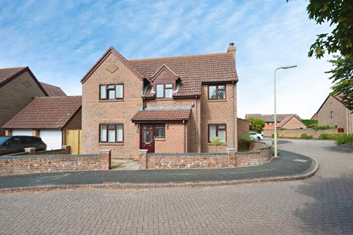 4 Bedroom Detached House For Sale In Southleigh Grove, Hayling Island, Hampshire, PO11