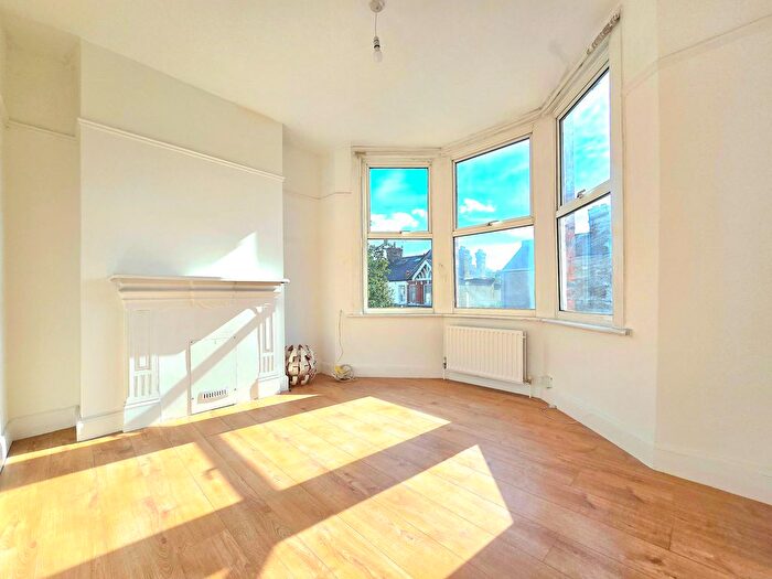 3 Bedroom Flat To Rent In Brookwood Road, London, SW18