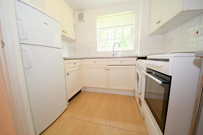 2 Bedroom Flat To Rent In Leigh Hunt Drive, Southgate, N14