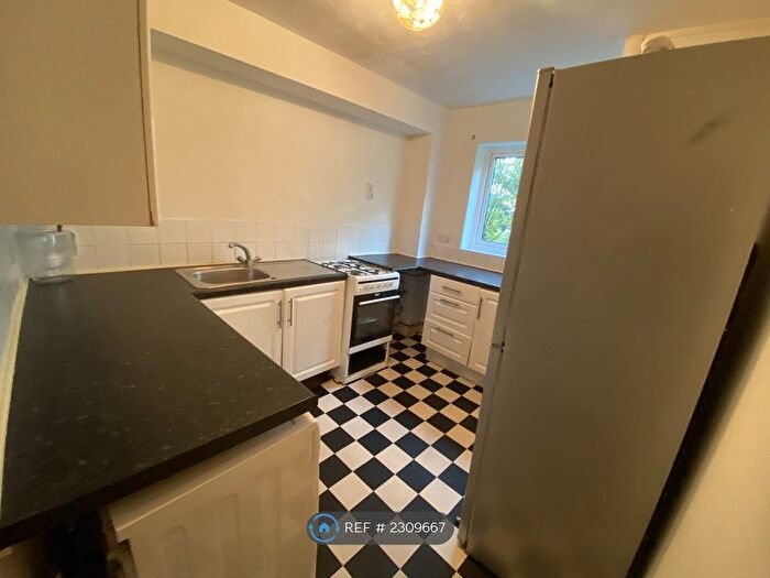 2 Bedroom Flat To Rent In Princes Road, Romford, RM1