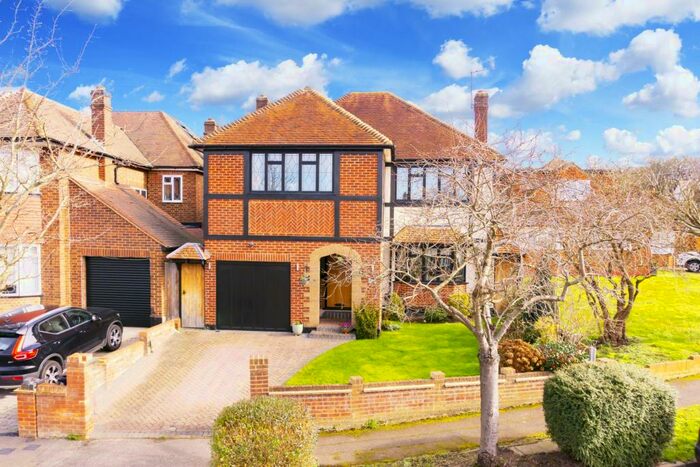 4 Bedroom Detached House To Rent In Brancepeth Gardens, Buckhurst Hill, IG9