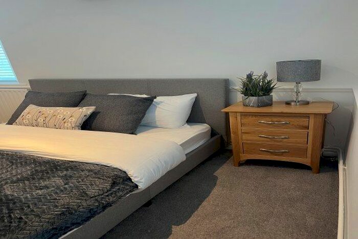 2 Bedroom Flat To Rent In The Common, Cranleigh, GU6