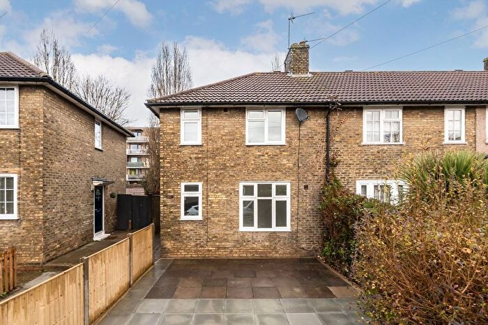 3 Bedroom Flat To Rent In Bentworth Road, Shepherds Bush, W12