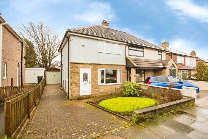 2 Bedroom Semi Detached House For Sale In Gleanings Avenue, Halifax, West Yorkshire, HX2