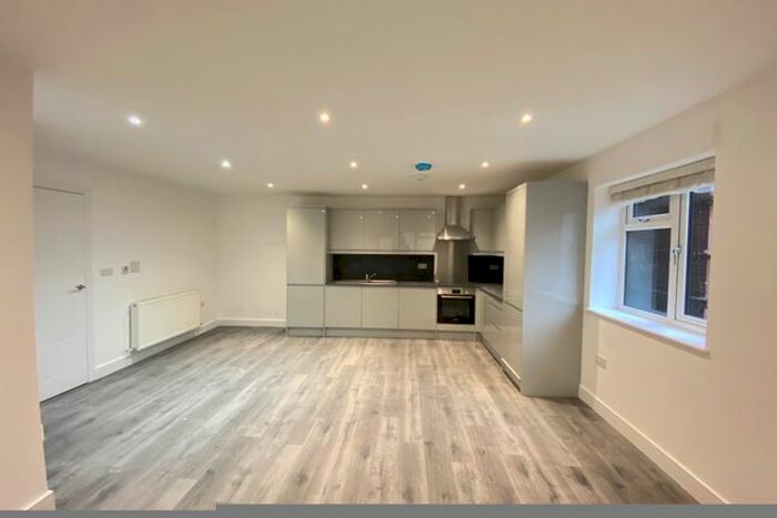 2 Bedroom Flat To Rent In High Street, Hounslow, TW3