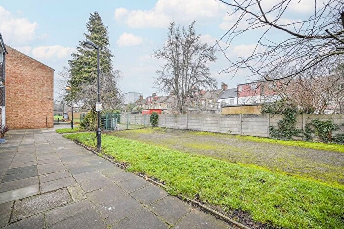 3 Bedroom Maisonette For Sale In Acacia Road, London, Sb, Wood Green, London, N22