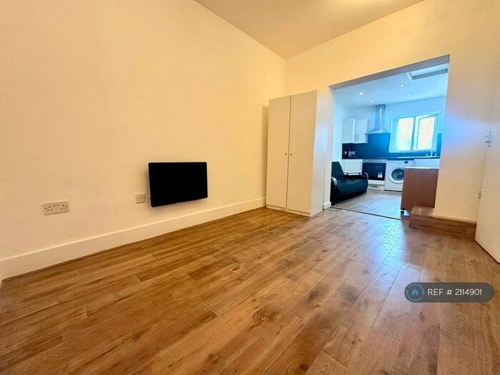 Studio To Rent In Peckham Road, London, SE5