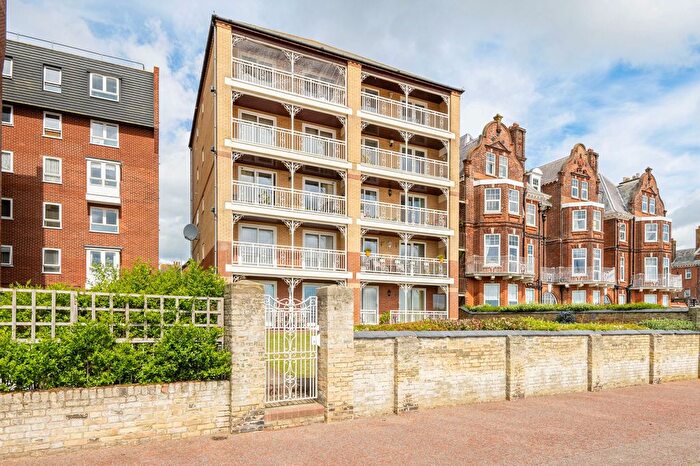 2 Bedroom Flat For Sale In Kirkley Cliff Road, Lowestoft, NR33