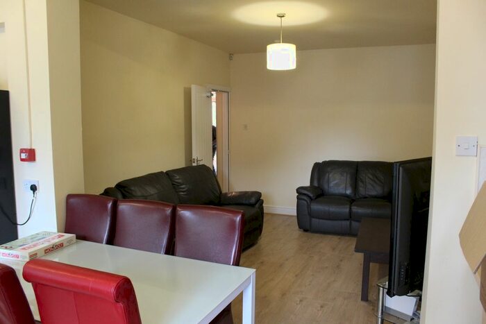 8 Bedroom Terraced House To Rent In Harlaxton Drive, Nottingham, NG7