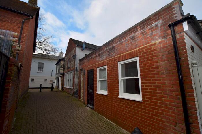 1 Bedroom Flat To Rent In Market Square, Alton, GU34