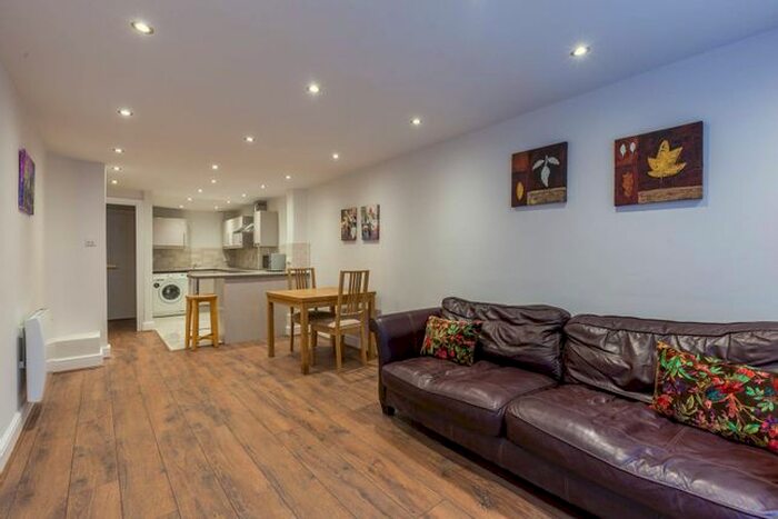 1 Bedroom Flat To Rent In St James Court, Bethnal Green, London, E2