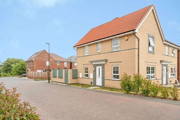 3 Bedroom Semi-Detached House For Sale In Bevin Close, New Rossington, Doncaster, DN11
