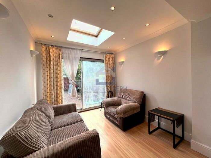 3 Bedroom Flat To Rent In Montana Road, Tooting Bec, SW17