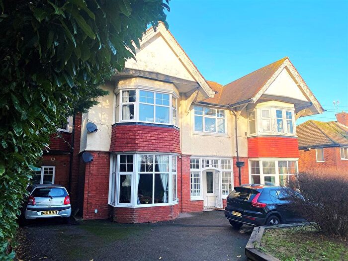 2 Bedroom Flat For Sale In De La Warr Road, Bexhill-On-Sea, TN40