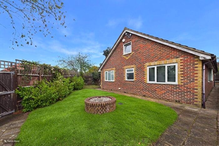 4 Bedroom Bungalow For Sale In Shepherds Lane, Dartford, Kent, DA1