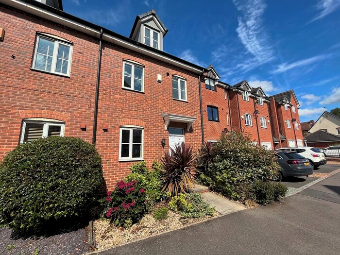3 Bedroom Town House To Rent In Waterfields, Retford, DN22