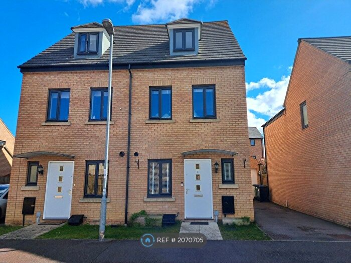 4 Bedroom Semi-Detached House To Rent In Wren Close, St. Ives, PE27