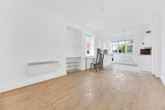 2 Bedroom Flat To Rent In Brondesbury Park, London, NW2
