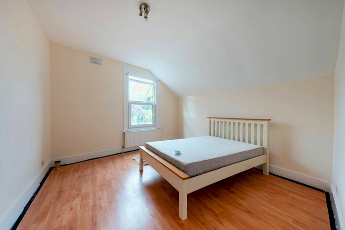 2 Bedroom Flat To Rent In Brighton Road, Surbiton, KT6