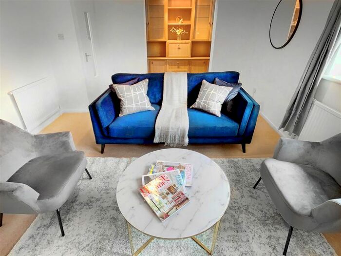 2 Bedroom Property To Rent In Wiltshire Drive, Wokingham, RG40