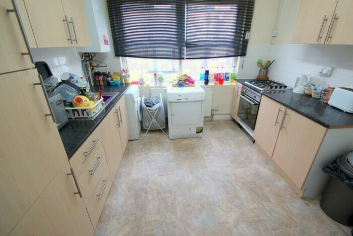 5 Bedroom Terraced House To Rent In Raven Road, Hyde Park, Leeds, LS6