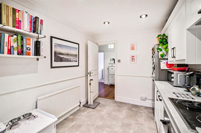 2 Bedroom Flat For Sale In Forest Court, Snaresbrook, E11