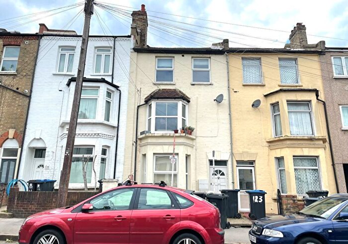 Studio For Sale In Basement Area, Queen Mary Road, Norwood, London, SE19