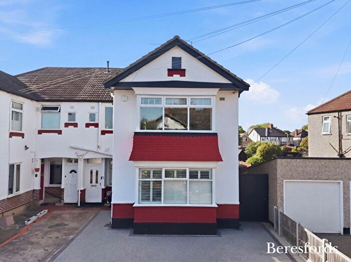 3 Bedroom Maisonette For Sale In Tudor Drive, Gidea Park, RM2