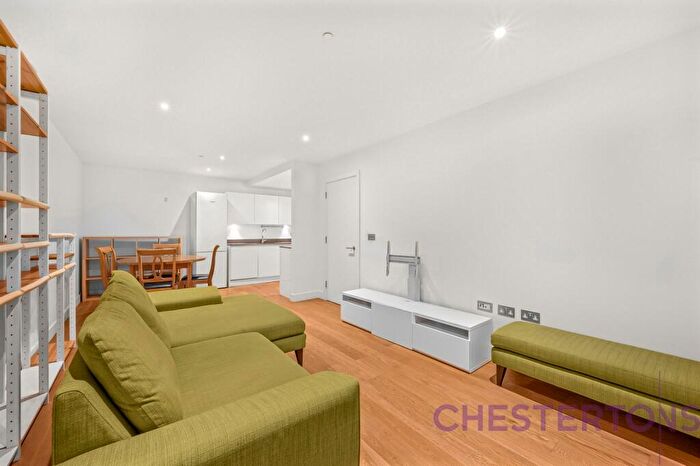 3 Bedroom Flat To Rent In Love Lane, Woolwich, SE18