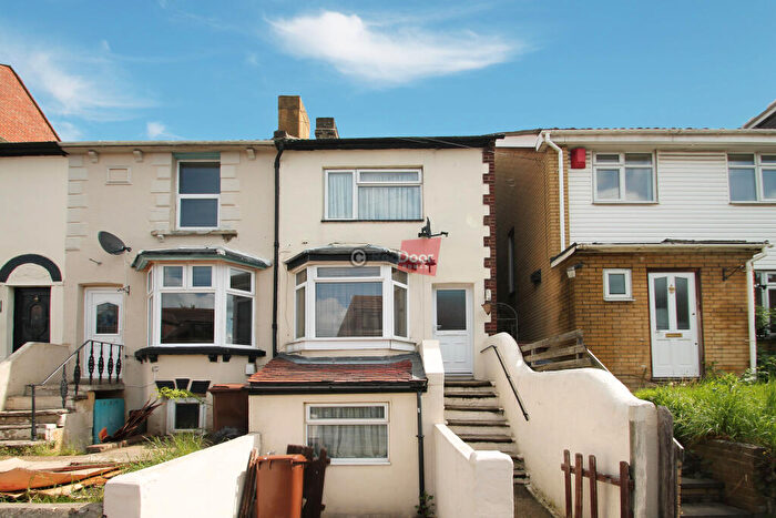 3 Bedroom Terraced House To Rent In Constitution Road, Chatham, ME5