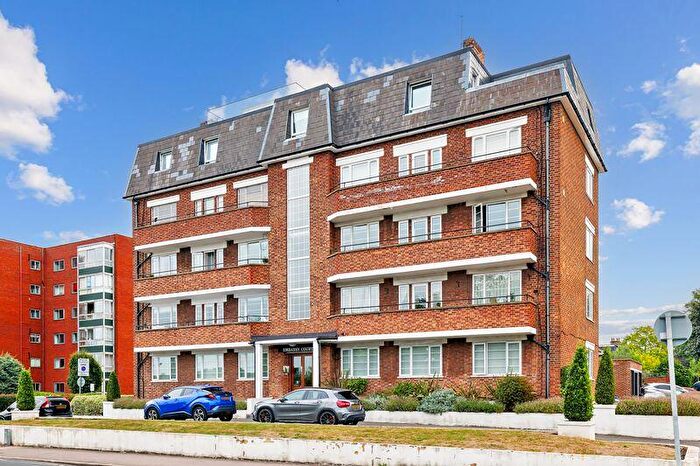 2 Bedroom Flat For Sale In Embassy Court, Portsmouth Road, KT6