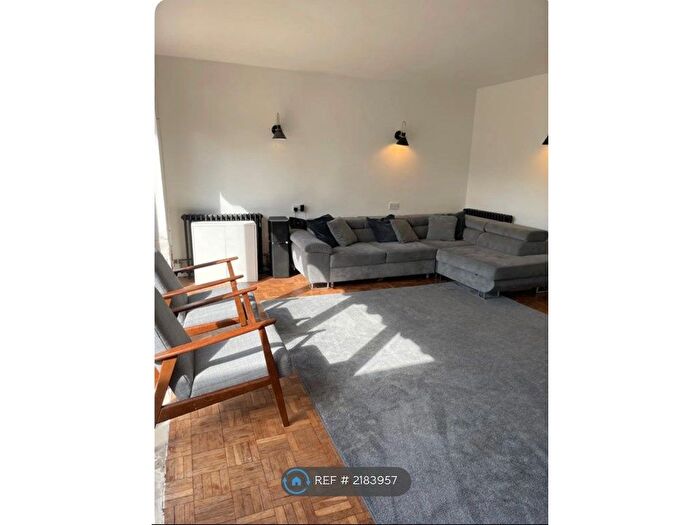 5 Bedroom Detached House To Rent In Coronation Road, Yateley, GU46