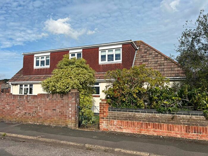 4 Bedroom Chalet For Sale In Ivor Close, Holbury, Southampton, Hampshire, SO45