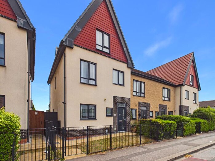 3 Bedroom End Of Terrace House For Sale In Hawthorn Avenue, Hull, HU3