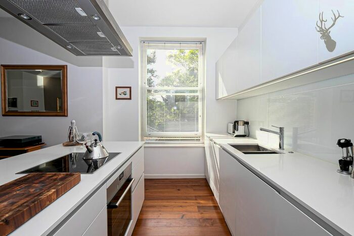 2 Bedroom Flat For Sale In Piercing Hill, Theydon Bois, Epping, CM16