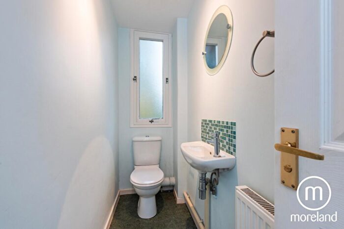 2 Bedroom Apartment To Rent In Chandos Way, Golders Green, NW11