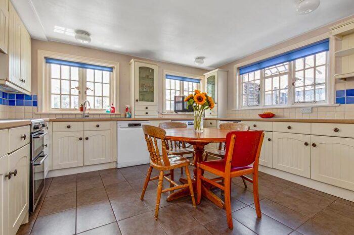 4 Bedroom Detached House For Sale In Murray Road, Horndean, PO8