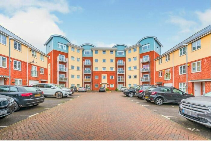 2 Bedroom Flat To Rent In Yoxall Mews, Redhill, RH1
