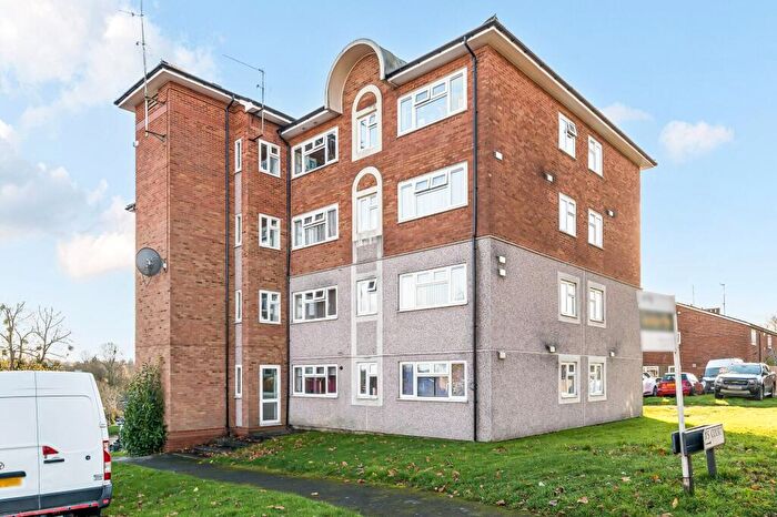 1 Bedroom Apartment For Sale In The Chantrys, Farnham, GU9