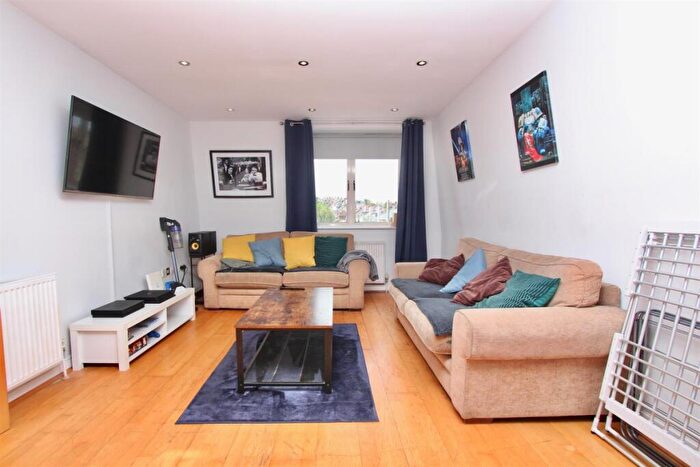2 Bedroom Flat To Rent In Salisbury Promenade London, N8