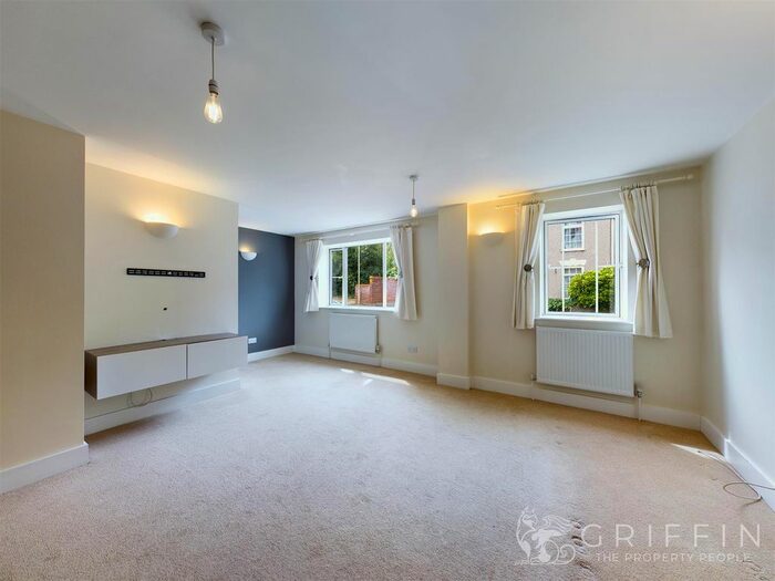 2 Bedroom Flat To Rent In Lorne Road, Warley, Brentwood, CM14