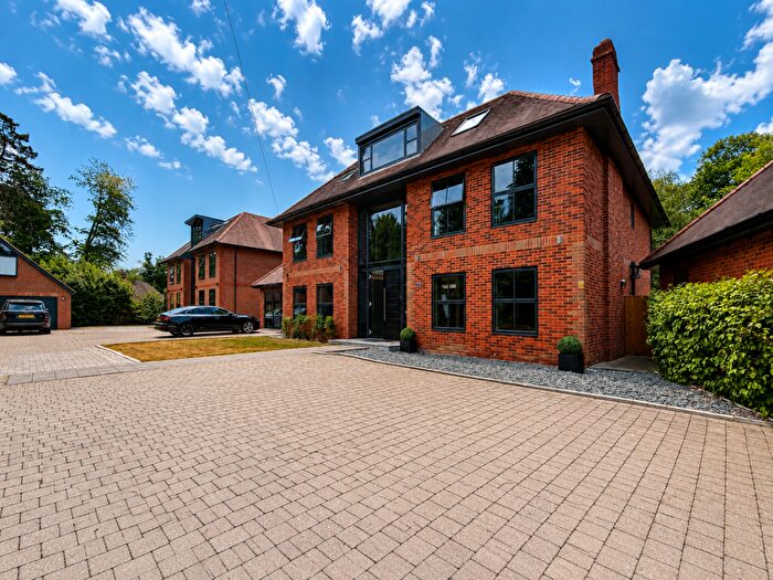 6 Bedroom Detached House To Rent In Pinewood Close, Iver Heath, Buckinghamshire, SL0