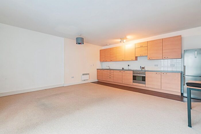 2 Bedroom Flat For Sale In Skyline Plaza, Alencon Link, Basingstoke, RG21
