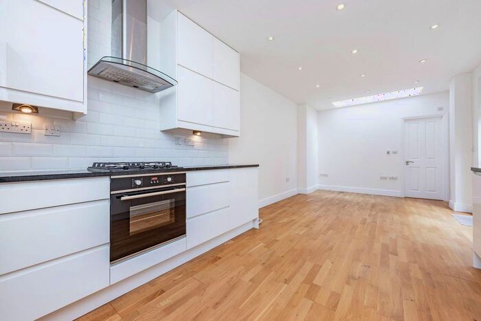 2 Bedroom Maisonette To Rent In Brightwell Crescent, Tooting, London, SW17