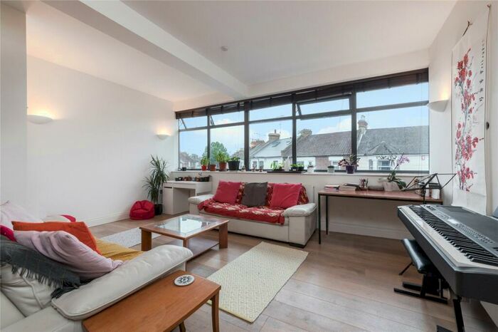 4 Bedroom Flat To Rent In Villiers Road, Willesden Green, NW2