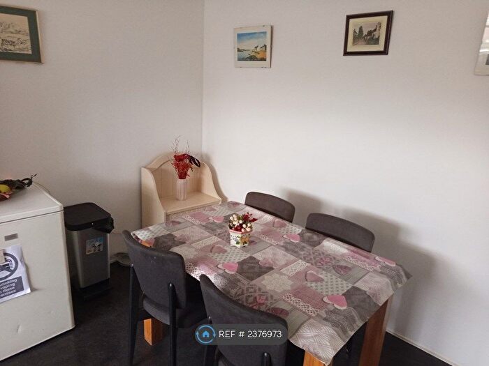 4 Bedroom Maisonette To Rent In Inwood Court, Walton-On-Thames, KT12