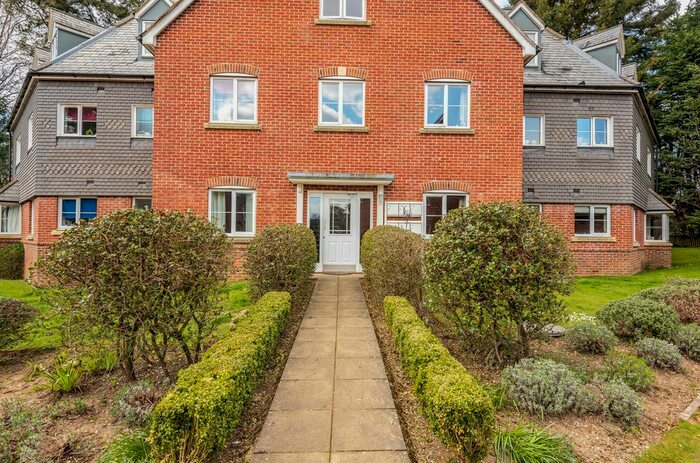 2 Bedroom Flat To Rent In Meadowlands Drive, Haslemere, GU27